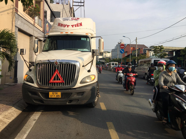 TP.HCM: Nữ sinh viên bị xe container cuốn vào gầm, thoát chết thần kỳ nhờ người dân hô hoán - Ảnh 1.