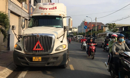 TP.HCM: Nữ sinh viên bị xe container cuốn vào gầm, thoát chết thần kỳ nhờ người dân hô hoán