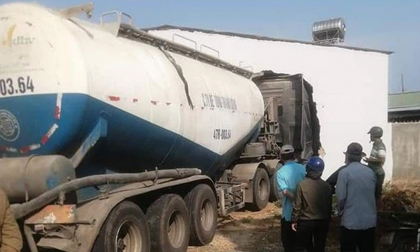 Xe bồn tông thủng tường, chui vào nhà dân khi đang lưu thông
