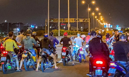 Khởi tố vụ hàng trăm 'quái xế' chặn đường dẫn cao tốc ở TP.HCM để đua xe
