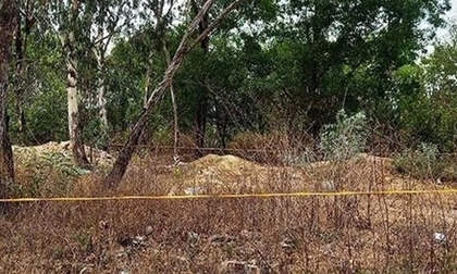 Vụ bé gái 5 tuổi bị sát hại, nghi bị xâm hại tình dục: Người dân giận dữ khi xem nghi phạm thực nghiệm hành vi