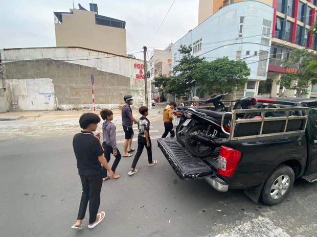 Bắt nhóm thiếu niên xăm trổ đầy người, chuyên trộm cắp xe máy - Ảnh 1.