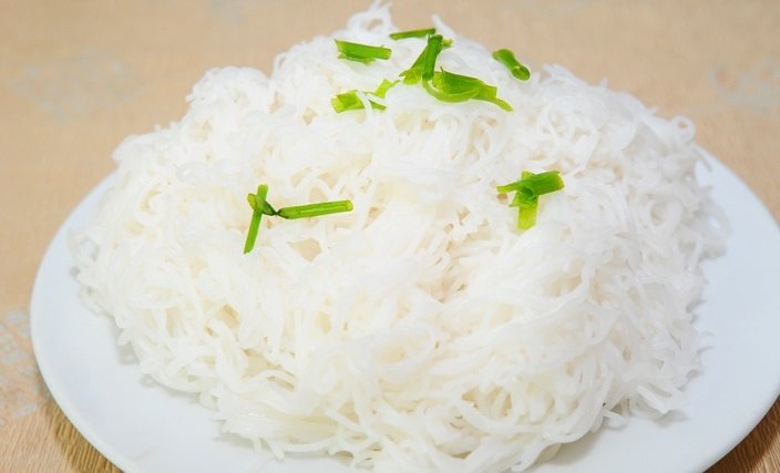 Khi bún có màu trắng bắt mắt quá mức không nên sử dụng