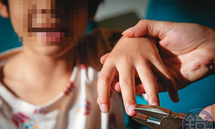 Bé trai chết gục trong nhà tắm với vết thương khủng khiếp, bộ mặt quỷ dữ của bà ngoại bị vạch trần cùng vụ trừ tà tàn nhẫn đến rợn người