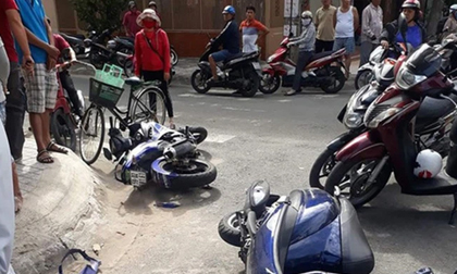 Cướp điện thoại còn quay lại nhìn như 'trêu ngươi', cô gái đuổi theo tông 4 tên ngã lăn