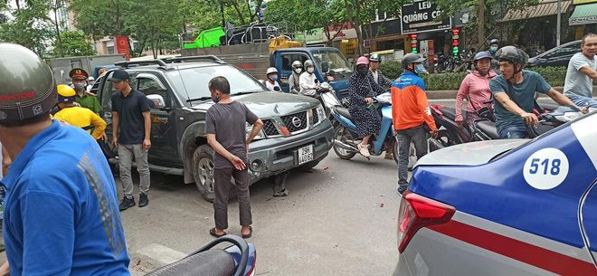 Vụ tai nạn liên hoàn nghiêm trọng trên phố Hà Nội: Xe bán tải đâm 3 ô tô, 2 xe máy - Ảnh 1. Vụ tai nạn liên hoàn nghiêm trọng trên phố Hà Nội: Xe bán tải đâm 3 ô tô, 2 xe máy - Ảnh 1.