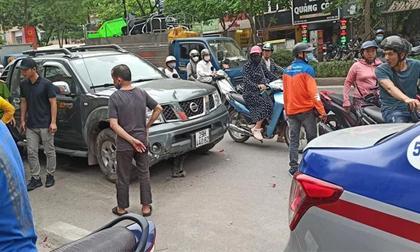 Vụ tai nạn liên hoàn nghiêm trọng trên phố Hà Nội: Xe bán tải đâm 3 ô tô, 2 xe máy