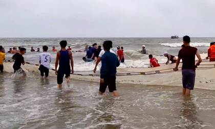 Vụ 4 nam sinh mất tích trên biển: Thi thể 2 nam sinh dạt vào bờ cách hiện trường 7km