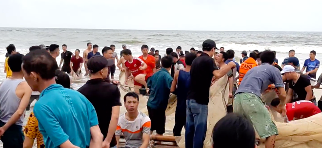 Vụ 4 nam sinh mất tích trên biển: Thi thể 2 nam sinh dạt vào bờ cách hiện trường 7km - Ảnh 2.