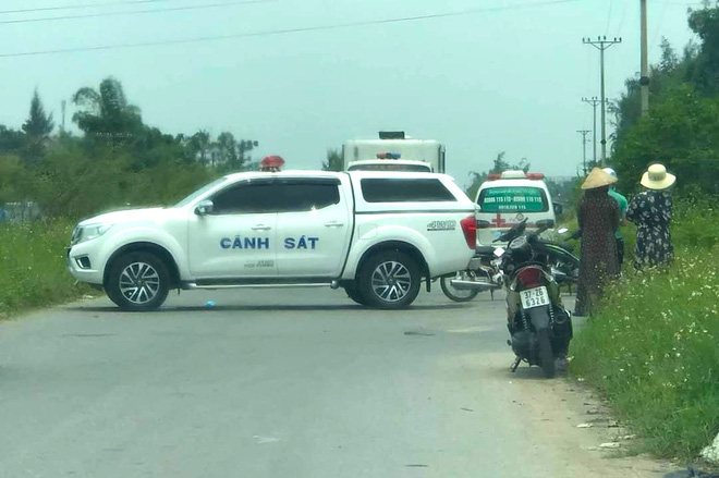 Phát hiện thi thể nam thanh niên quấn trong chiếu ven đường vắng - Ảnh 2.