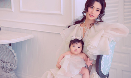Mẹ bỉm Đông Nhi ra sức khoe visual cực phẩm sau sinh nhưng vẫn bị con gái Winnie 'chiếm sóng'