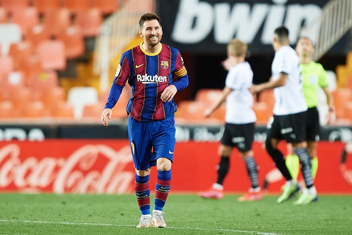 Messi đá hỏng phạt đền nhưng vẫn hóa người hùng nhờ có đồng đội hỗ trợ sửa sai - Ảnh 1.