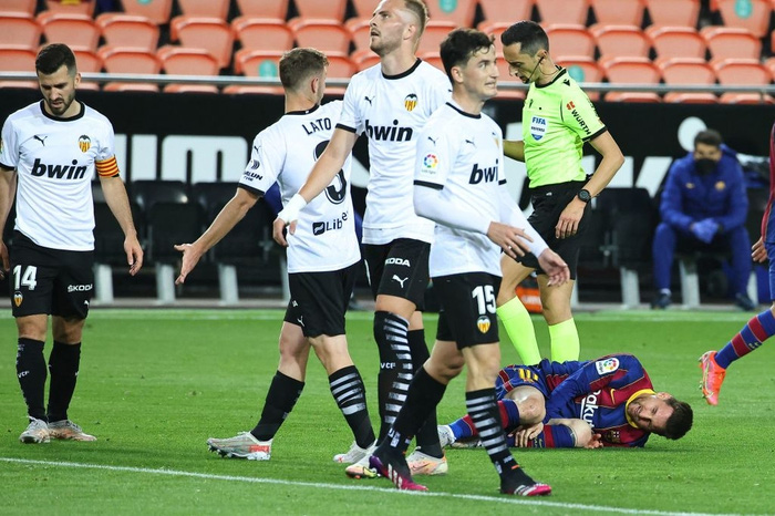 Messi đá hỏng phạt đền nhưng vẫn hóa người hùng nhờ có đồng đội hỗ trợ sửa sai - Ảnh 6.