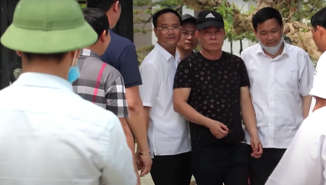 Nghệ An: Khởi tố, bắt tạm giam chủ nhà bắn chết 2 người trước cổng - Ảnh 1.