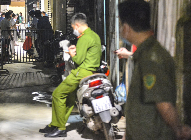 Hà Nội: Điều tra dịch tễ xuyên đêm tại nơi nam thanh niên dương tính SARS-CoV-2 sinh sống - Ảnh 1. Hà Nội: Điều tra dịch tễ xuyên đêm tại nơi nam thanh niên dương tính SARS-CoV-2 sinh sống - Ảnh 1.