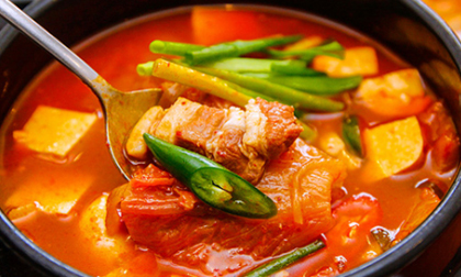 Mẹ đảm nấu canh kim chi Hàn Quốc ngon cực phẩm theo cách này, ai cũng tấm tắc khen