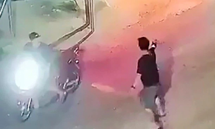 Nổ súng, vác dao đuổi chém nhau kinh hoàng ở Quảng Ngãi