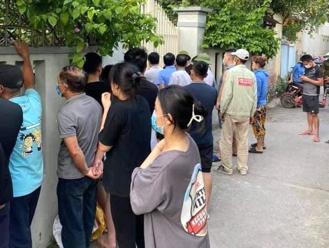 Vụ con nghi ngáo đá cứa cổ mẹ: Nghi phạm bóp cổ, đánh đập mẹ thường xuyên - Ảnh 3.