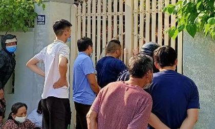 Con trai nghi “ngáo đá” cắt cổ mẹ ruột đến tử vong