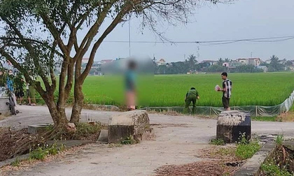 Người đàn ông chết trong tư thế treo cổ bằng dải khăn tang ở cánh đồng làng