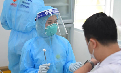 Một nhân viên y tế tử vong sau khi tiêm vắc xin Covid-19