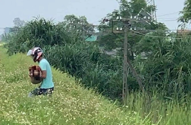 Vụ mẹ ôm con 7 tuổi đi lên đường ray, cháu bé tử vong bất thường: Nghi vấn mẹ sát hại con từ trước - Ảnh 3.