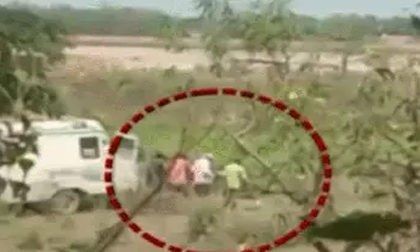 Ấn Độ: Hàng chục thi thể nạn nhân Covid-19 trôi sông, lộ clip nhân viên y tế khiêng xác đi vứt