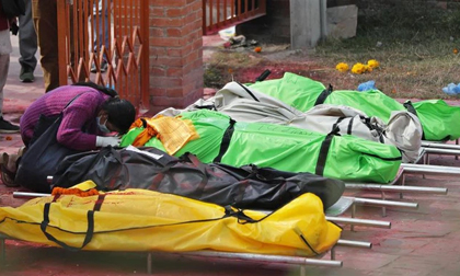 'Từ thiên đường xuống địa ngục': Láng giềng Ấn Độ chìm sâu trong thảm họa Covid-19, tỷ lệ phát hiện dương tính hơn 50%