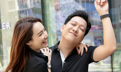 Sợ vợ như Trường Giang, được Nhã Phương sắm đồ đi show dù xấu cũng phải mặc
