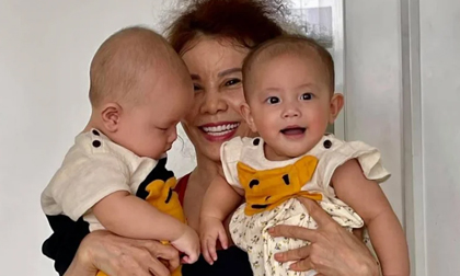 Loạt ảnh hai bé song sinh nhà Hà Hồ diện đồ đôi cực đáng yêu bên cạnh bà ngoại gây sốt