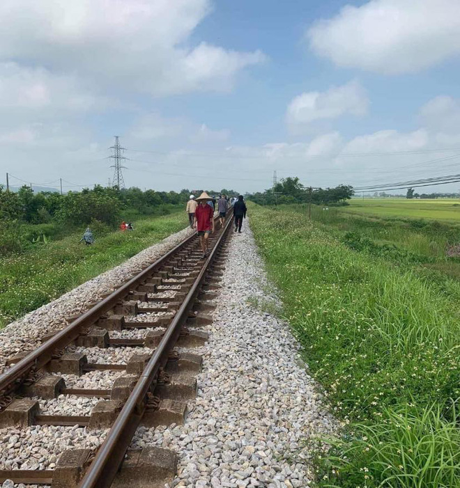 Vụ mẹ ôm thi thể con nằm trên đường ray đợi tàu đến: Bắt tạm giam người mẹ tội giết người - Ảnh 1.