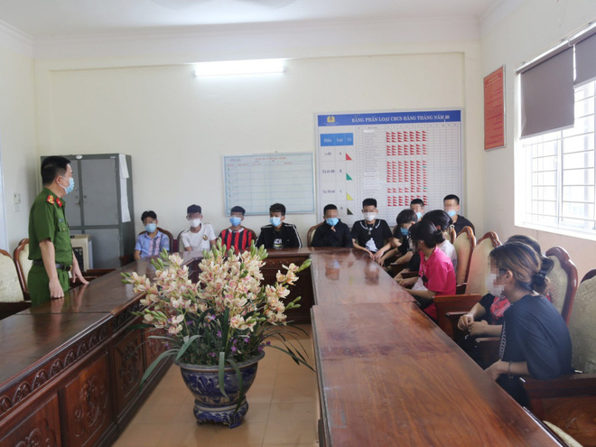 30 nam nữ học sinh tụ tập nhau đua xe, bốc đầu giữa mùa dịch Covid-19 rồi khoe lên mạng xã hội - Ảnh 1.