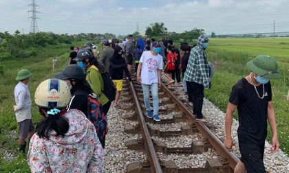 Vụ mẹ ôm thi thể con nằm trên đường ray đợi tàu đến: Bắt tạm giam người mẹ tội giết người