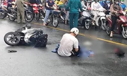 Va chạm với xe buýt, con gái tử vong: Cha ngã quỵ ôm thi thể gào khóc, giấc mơ thi đại học dang dở