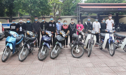30 nam nữ học sinh tụ tập nhau đua xe, bốc đầu giữa mùa dịch Covid-19 rồi khoe lên mạng xã hội