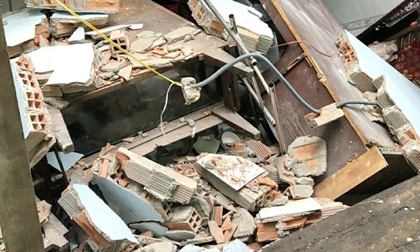 Sau tiếng động mạnh, 2 căn nhà sập, 6 căn bị ảnh hưởng, nhiều người tá hỏa tháo chạy