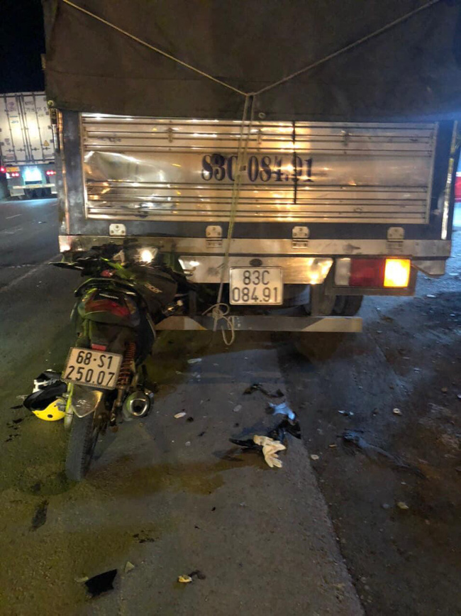 Hiện trường ám ảnh vụ đôi nam nữ tông vào đuôi xe tải, nhập viện trong tình trạng nguy kịch - Ảnh 2.