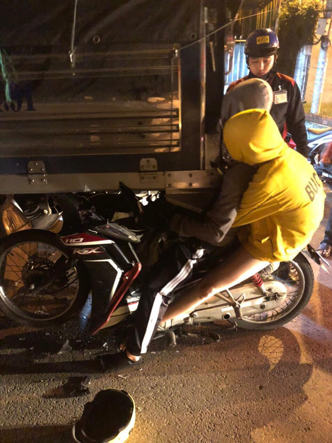Hiện trường ám ảnh vụ đôi nam nữ tông vào đuôi xe tải, nhập viện trong tình trạng nguy kịch - Ảnh 4.