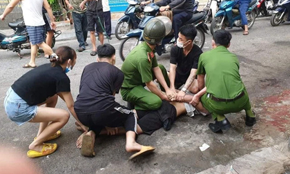 Công an phường quật ngã thanh niên nghi 'ngáo đá' chửi bới, dọa giết người đi đường