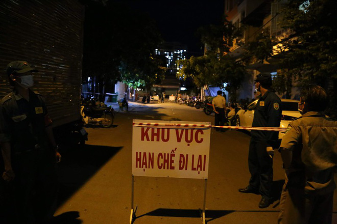 TP. HCM: Ca dương tính SARS-CoV-2 ở quận 7 từng sốt cao 38,5 độ C cách đây 10 ngày - Ảnh 1. TP. HCM: Ca dương tính SARS-CoV-2 ở quận 7 từng sốt cao 38,5 độ C cách đây 10 ngày - Ảnh 1.
