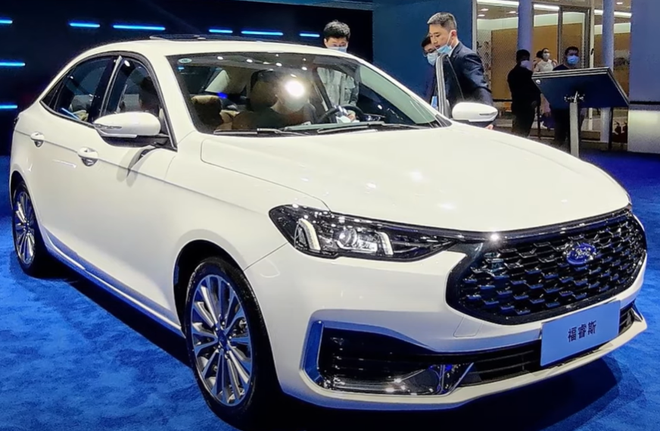 Ô tô nội thất như xe sang giá 325 triệu đồng, suýt đe dọa Toyota Corolla Altis  - Ảnh 1.