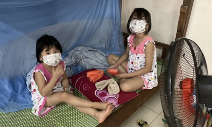 Bố vừa qua đời vì Covid-19, mẹ và anh cả cũng dương tính đang được điều trị, 2 chị em phải tự chăm sóc nhau trong khu cách ly