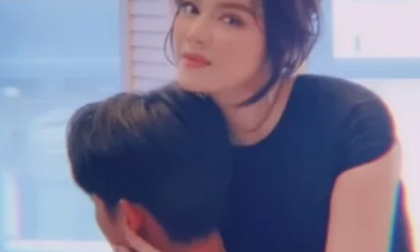 Lý Nhã Kỳ bất ngờ khoe ảnh ôm ấp một người đàn ông, phải chăng sắp công khai người yêu?