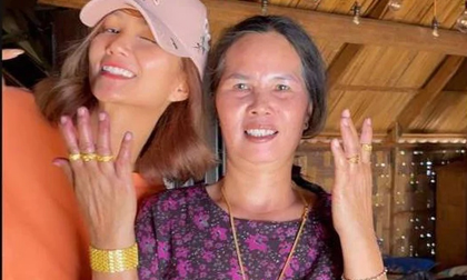 H'Hen Niê mua vàng tặng mẹ, nhìn hình ảnh tay và cổ mẹ 'nặng trĩu' vì đeo vàng ai cũng xuýt xoa