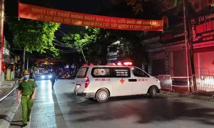 Công an vào cuộc vụ vợ chồng F0 ở lỳ trong nhà, xe cứu thương hú còi, công an gọi loa cũng không ra