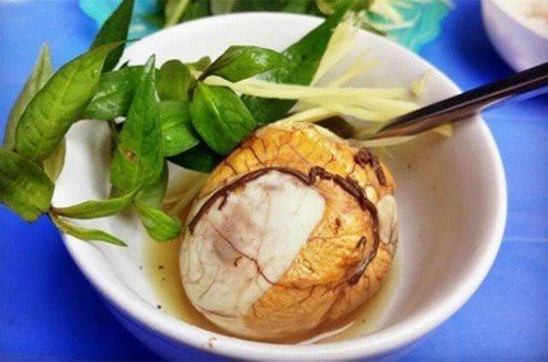 Trứng vịt lộn chứa nhiều chất béo gây đầy bụng khó tiêu cho trẻ