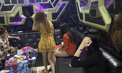 Quán ăn gia đình có phòng karaoke, nhóm nam nữ phê ma túy lắc lư giữa mùa dịch Covid-19