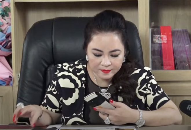 Đúng chuẩn doanh nhân thành đạt, những chiếc điện thoại của bà Nguyễn Phương Hằng cũng vô cùng đặc biệt - Ảnh 4.