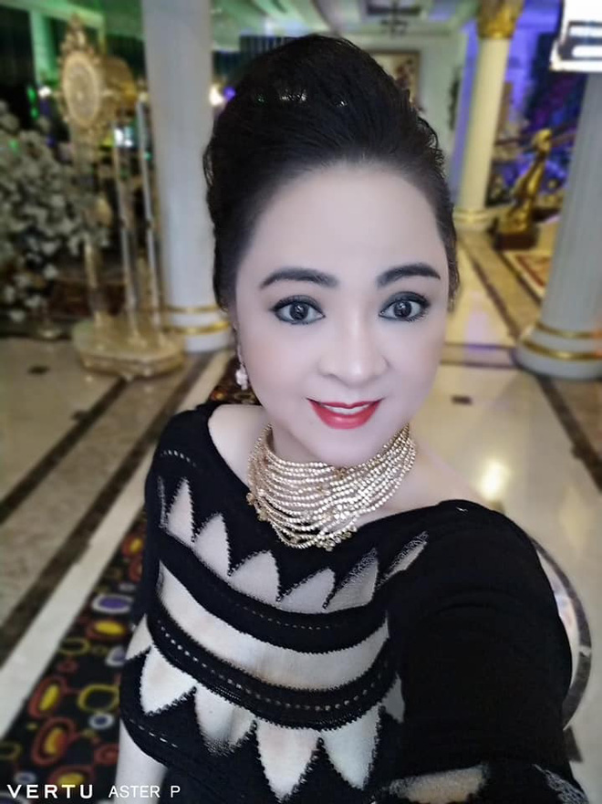 Đúng chuẩn doanh nhân thành đạt, những chiếc điện thoại của bà Nguyễn Phương Hằng cũng vô cùng đặc biệt - Ảnh 5.