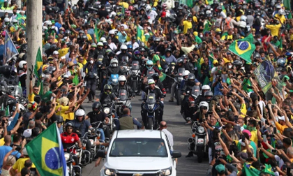 Brazil: 450.000 người chết vì Covid-19, Tổng thống vẫn không bịt khẩu trang, phóng xe máy biểu tình giữa biển người